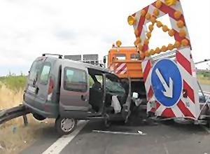 Unfall mit Straßendienstfahrzeug